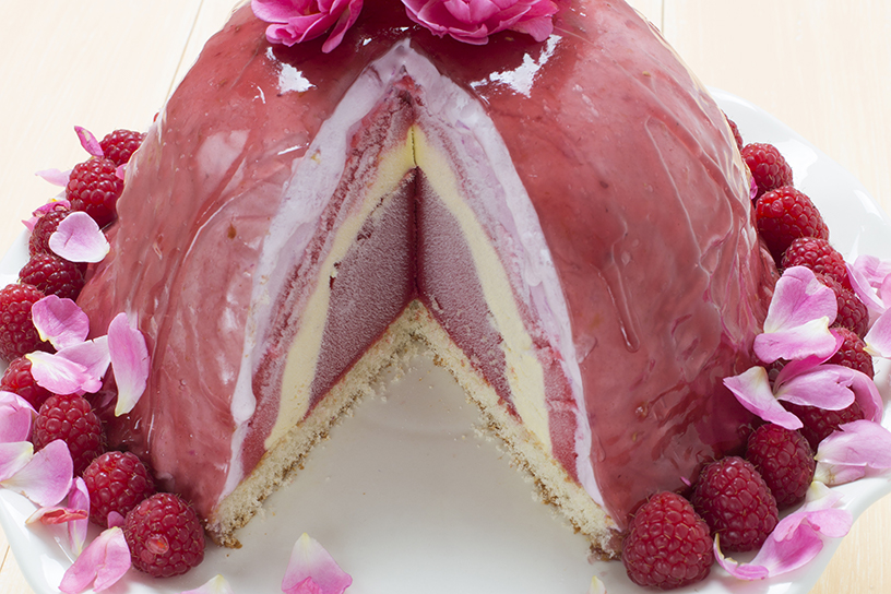 bombe van frambozenijs met rozenblaadjes en frambozen